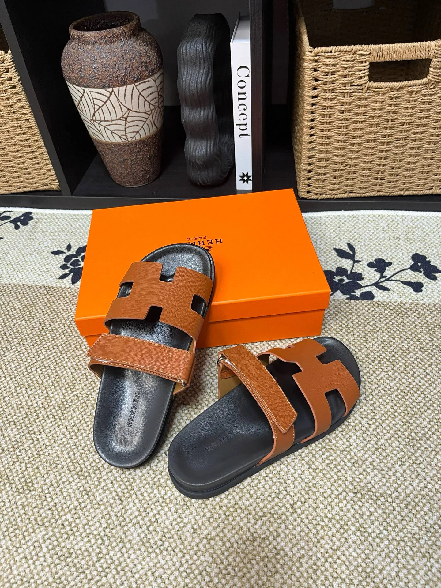 P300 Long-term stock Hermes men’s Kazimir slippers for couples - top quality woven calfskin functional sandals with intertwined uppers inspired by the “H” iconic pattern to create a casual look, perfect for summer. Imported cowhide + cowhide lining + TUP outsole Size: 35-46